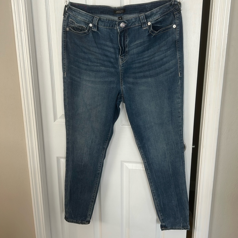 Women’s worn once “TRUE RELIGION” size “38” JENNIE CURVY.